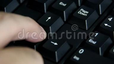 一根手指敲击电脑键盘，一根手指敲击电脑键盘